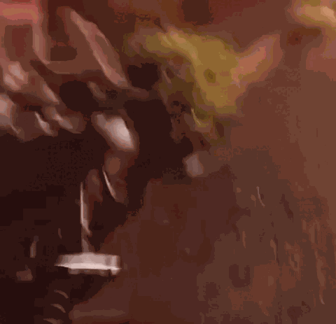 Carro entorta poste e fica destru&iacute;do ap&oacute;s batida na Consul Assaf Trad