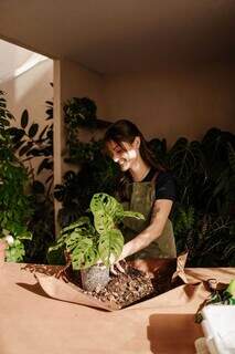 Adrielle salva plantas que todo mundo já tinha desistido de cuidar Adrielle salva plantas que todo mundo já tinha desistido de cuidar