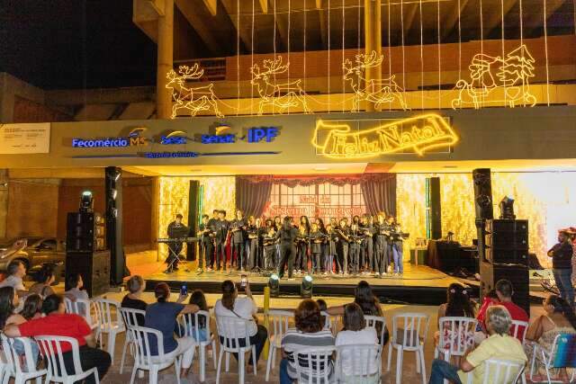 Circo, brincadeiras e coral natalino levam clima de festa ao Centro da Capital 