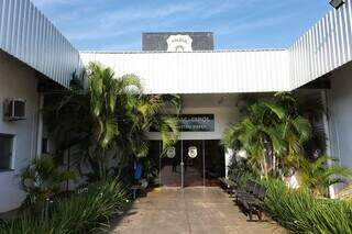 Comerciante é esfaqueado no pescoço após ser chamado no portão de casa Comerciante é esfaqueado no pescoço após ser chamado no portão de casa