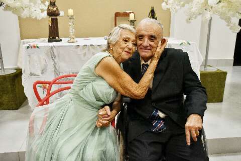 Entre cuidados e conversas di&aacute;rias, amor floresce e vira casamento em asilo