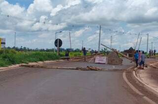 Indígenas mantêm bloqueio em rodovia após prisão de liderança Indígenas mantêm bloqueio em rodovia após prisão de liderança