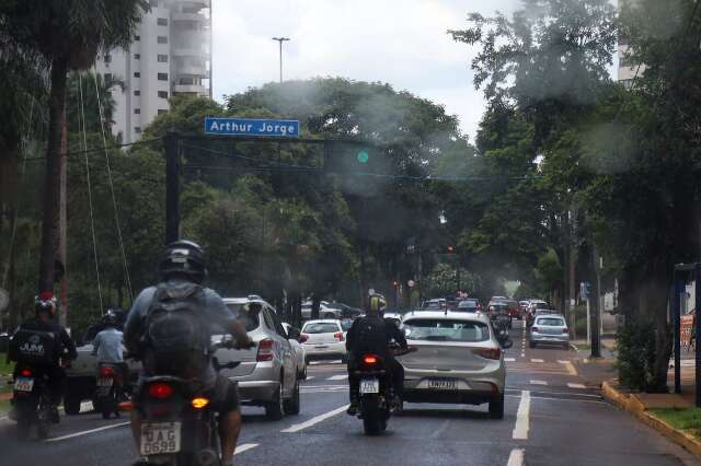 Chuva volumosa, ventos fortes e granizo colocam dezenas de munic&iacute;pios em risco