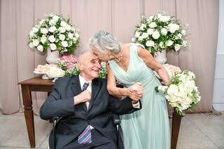 Entre cuidados e conversas diárias, amor floresce e vira casamento em asilo Entre cuidados e conversas diárias, amor floresce e vira casamento em asilo