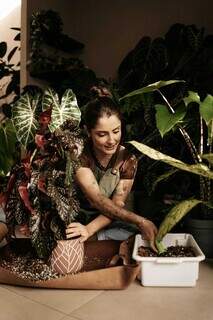 Adrielle salva plantas que todo mundo já tinha desistido de cuidar Adrielle salva plantas que todo mundo já tinha desistido de cuidar