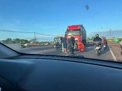 Acidente congestiona avenida na sa&iacute;da para Tr&ecirc;s Lagoas