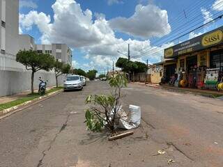 Para não cair no buraco, moradores usam até máquina de lavar Para não cair no buraco, moradores usam até máquina de lavar