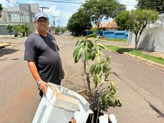 Para não cair no buraco, moradores usam até máquina de lavar Para não cair no buraco, moradores usam até máquina de lavar
