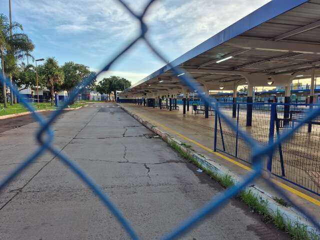 Motoristas de &ocirc;nibus param e terminais amanhecem vazios na Capital 
