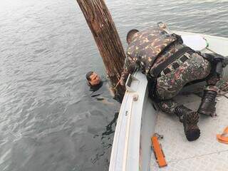 “Ficamos 40 minutos à deriva”, lembra mecânico que sobreviveu a naufrágio em rio “Ficamos 40 minutos à deriva”, lembra mecânico que sobreviveu a naufrágio em rio