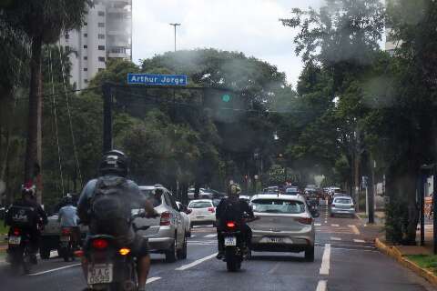 Chuva volumosa, ventos fortes e granizo colocam dezenas de munic&iacute;pios em risco