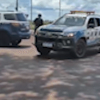 Pol&iacute;cia usa bombas e balas de borracha para desbloquear anel vi&aacute;rio