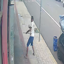 C&acirc;mera flagra homem atacando empres&aacute;rio com tijolos no Centro da Capital