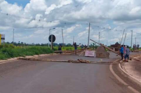 Ind&iacute;genas mant&ecirc;m bloqueio em rodovia pelo segundo dia seguido