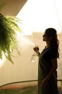 Adrielle salva plantas que todo mundo já tinha desistido de cuidar Adrielle salva plantas que todo mundo já tinha desistido de cuidar