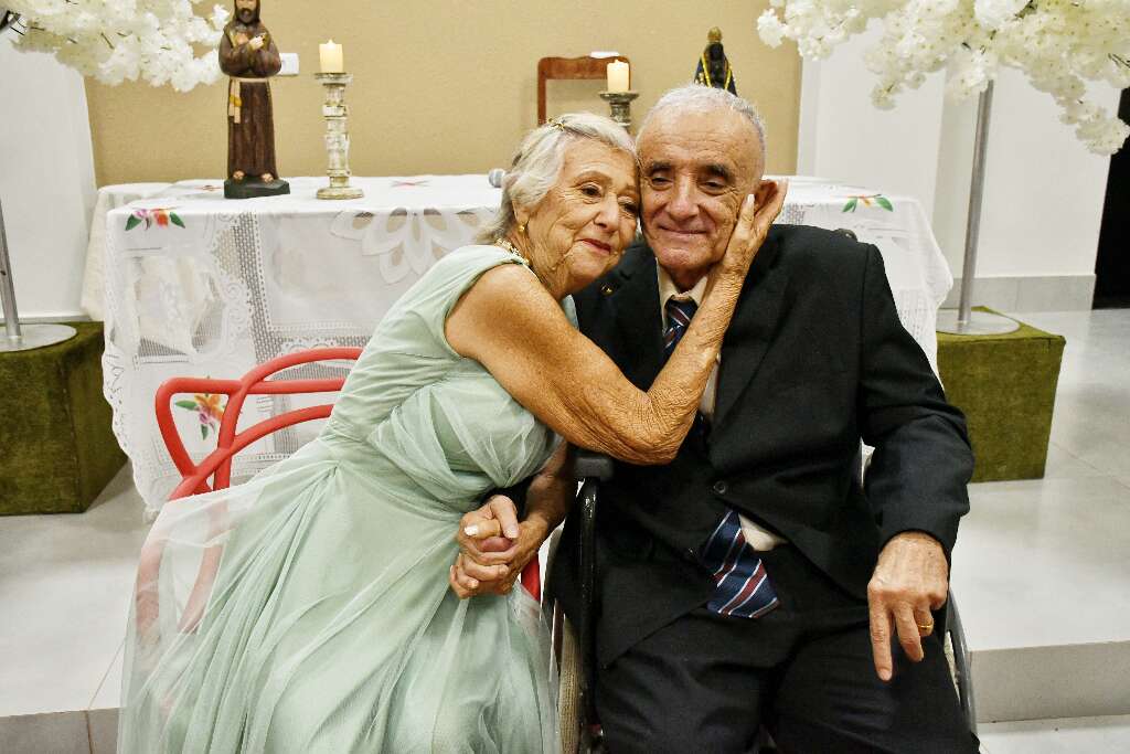 Iná e Augusto se casam em asilo e desafiam o tempo do amor