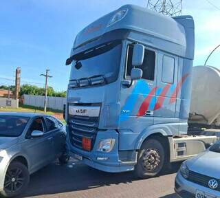 Acidentes congestionam avenida na saída para Três Lagoas Acidentes congestionam avenida na saída para Três Lagoas