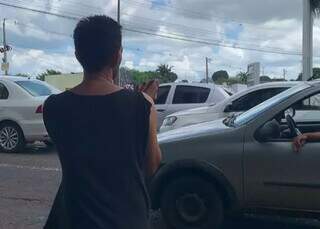 Pedindo sardinha em avenida, Breno ficou famoso pela educação Pedindo sardinha em avenida, Breno ficou famoso pela educação