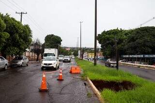 Cratera se abre em canteiro da Manoel da Costa Lima e interdita parte da via Cratera se abre em canteiro da Manoel da Costa Lima e interdita parte da via