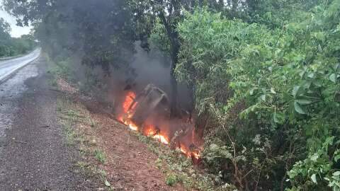 Acidentes deixam um morto e carro incendiado em rodovia