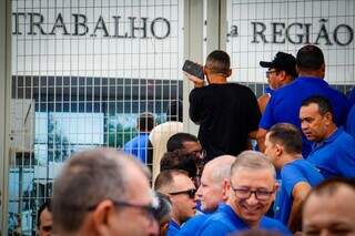 Com contas atrasadas em casa, motoristas torcem por acordo e retorno ao trabalho Com contas atrasadas em casa, motoristas torcem por acordo e retorno ao trabalho