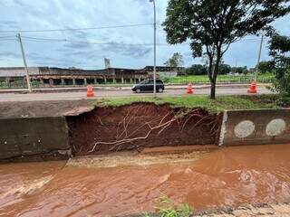 Temporal derruba placa de concreto em córrego na Ernesto Geisel Temporal derruba placa de concreto em córrego na Ernesto Geisel