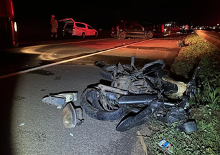 Dois morrem e crianças ficam feridas em acidente entre carro e moto Dois morrem e crianças ficam feridas em acidente entre carro e moto