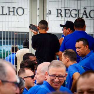 Com contas atrasadas em casa, motoristas torcem por acordo e retorno ao trabalho