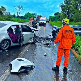 Motorista sobrevive a batida, mas perde pais e esposa na BR-267