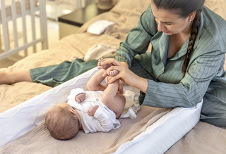 Coc&ocirc; verde do beb&ecirc; &eacute; normal? Veja quando se preocupar e o que fazer