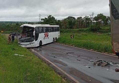 Corpo de passageiro de &ocirc;nibus morto em acidente com carreta ser&aacute; levado para SP