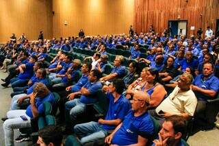 Com contas atrasadas em casa, motoristas torcem por acordo e retorno ao trabalho Com contas atrasadas em casa, motoristas torcem por acordo e retorno ao trabalho