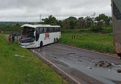 Corpo de passageiro de &ocirc;nibus morto em acidente com carreta ser&aacute; levado para SP