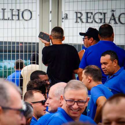 Com contas atrasadas em casa, motoristas torcem por acordo e retorno ao trabalho