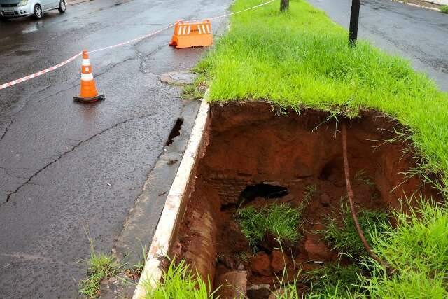 Cratera se abre em canteiro da Manoel da Costa Lima e interdita parte da via
