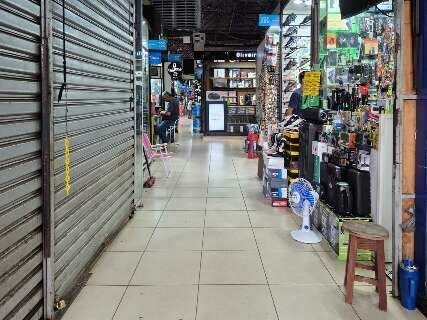 &ldquo;Se vender, s&oacute; guarda-chuva&rdquo;: greve do transporte e chuva espantam clientela 