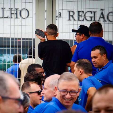 Com contas atrasadas em casa, motoristas torcem por acordo e retorno ao trabalho