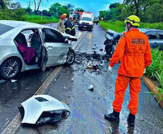 Motorista sobrevive a batida, mas perde pais e esposa na BR-267 Motorista sobrevive a batida, mas perde pais e esposa na BR-267