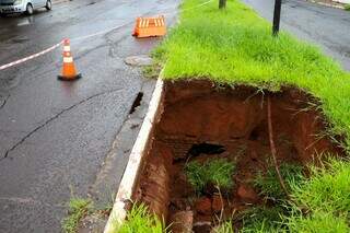 Cratera se abre em canteiro da Manoel da Costa Lima e interdita parte da via Cratera se abre em canteiro da Manoel da Costa Lima e interdita parte da via