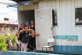 Contêiner improvisado virou estúdio para grupo ter aula de balé no bairro