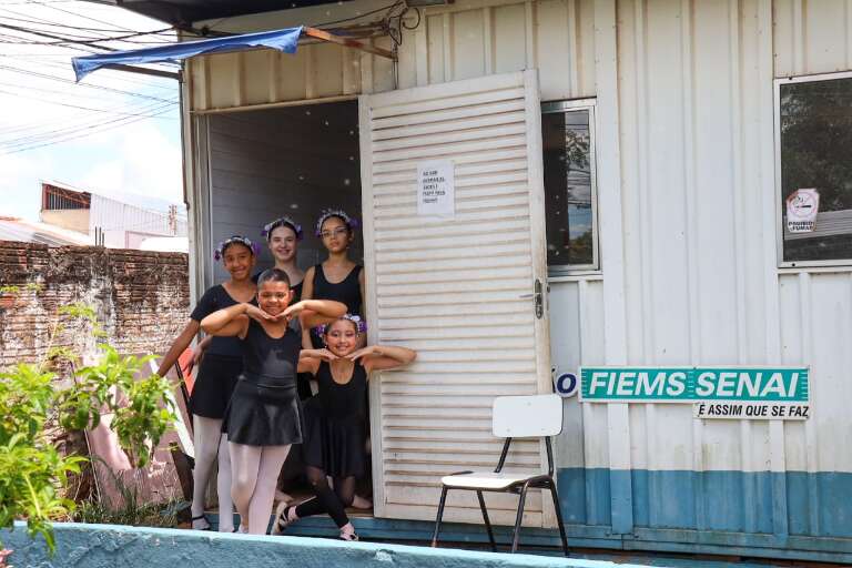 Contêiner improvisado virou estúdio para grupo ter aula de balé no bairro