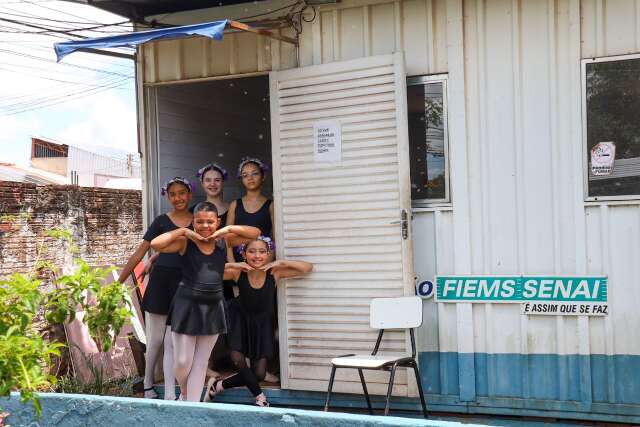 Cont&ecirc;iner improvisado virou est&uacute;dio para grupo ter aula de bal&eacute; no bairro