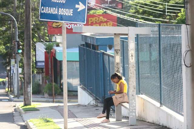 Sem &ocirc;nibus nas ruas, dom&eacute;stica caminha por 1h30 at&eacute; o trabalho
