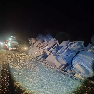 Carreta carregada de milho tomba em local j&aacute; conhecido por acidentes