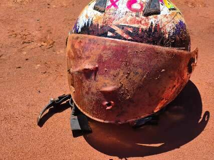 Capacete com marcas de tiros e sangue exp&otilde;e brutalidade de execu&ccedil;&atilde;o de jovem