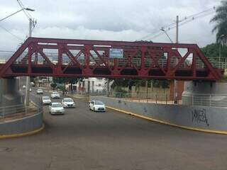 Homem se arrisca dançando sobre pontilhão na região central da Capital Homem se arrisca dançando sobre pontilhão na região central da Capital