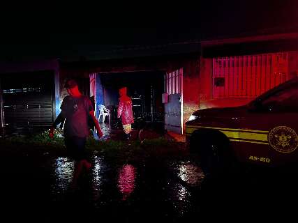 Fogo destr&oacute;i m&oacute;veis e compromete estrutura de resid&ecirc;ncia no Centen&aacute;rio