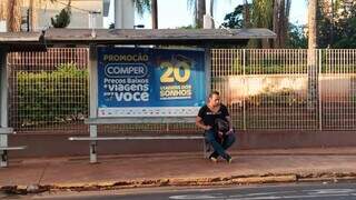 Ônibus retornam, mas incerteza faz usuários dependerem de caronas Ônibus retornam, mas incerteza faz usuários dependerem de caronas