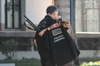 PF apreende escopeta e faz prisão em ofensiva contra esquema bilionário de droga PF apreende escopeta e faz prisão em ofensiva contra esquema bilionário de droga