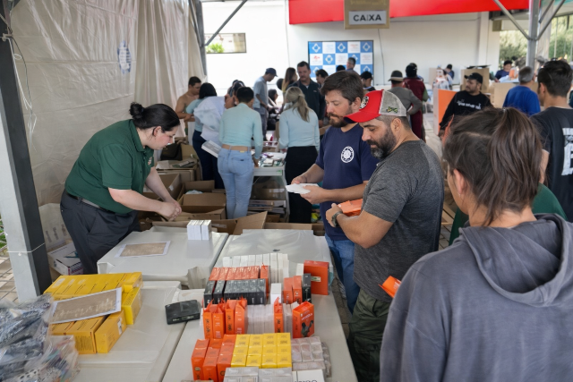 Hospital do C&acirc;ncer realiza bazar com 20 mil itens doados pela Receita Federal